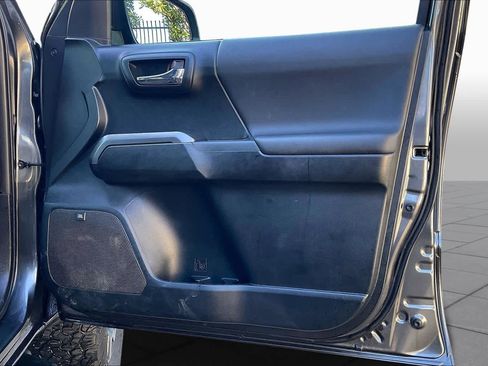 Used 2017 Toyota Tacoma TRD Off-Road image 22