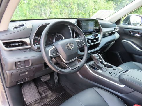Used 2022 Toyota Highlander XLE AWD/4WD image 29