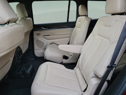 Used 2025 Jeep Grand Cherokee L Limited w/ Black Appearance Package AWD/4WD image 6