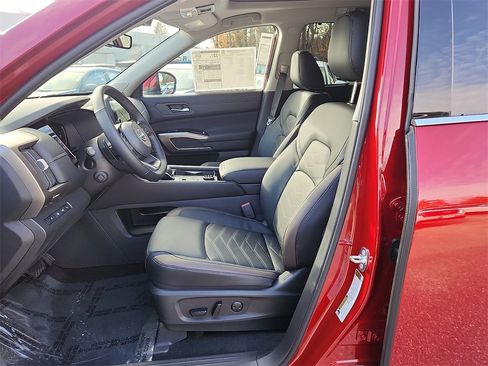 New 2025 Nissan Pathfinder Platinum image 6