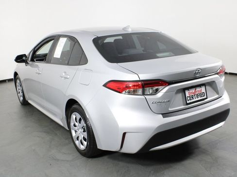 Used 2022 Toyota Corolla LE image 3