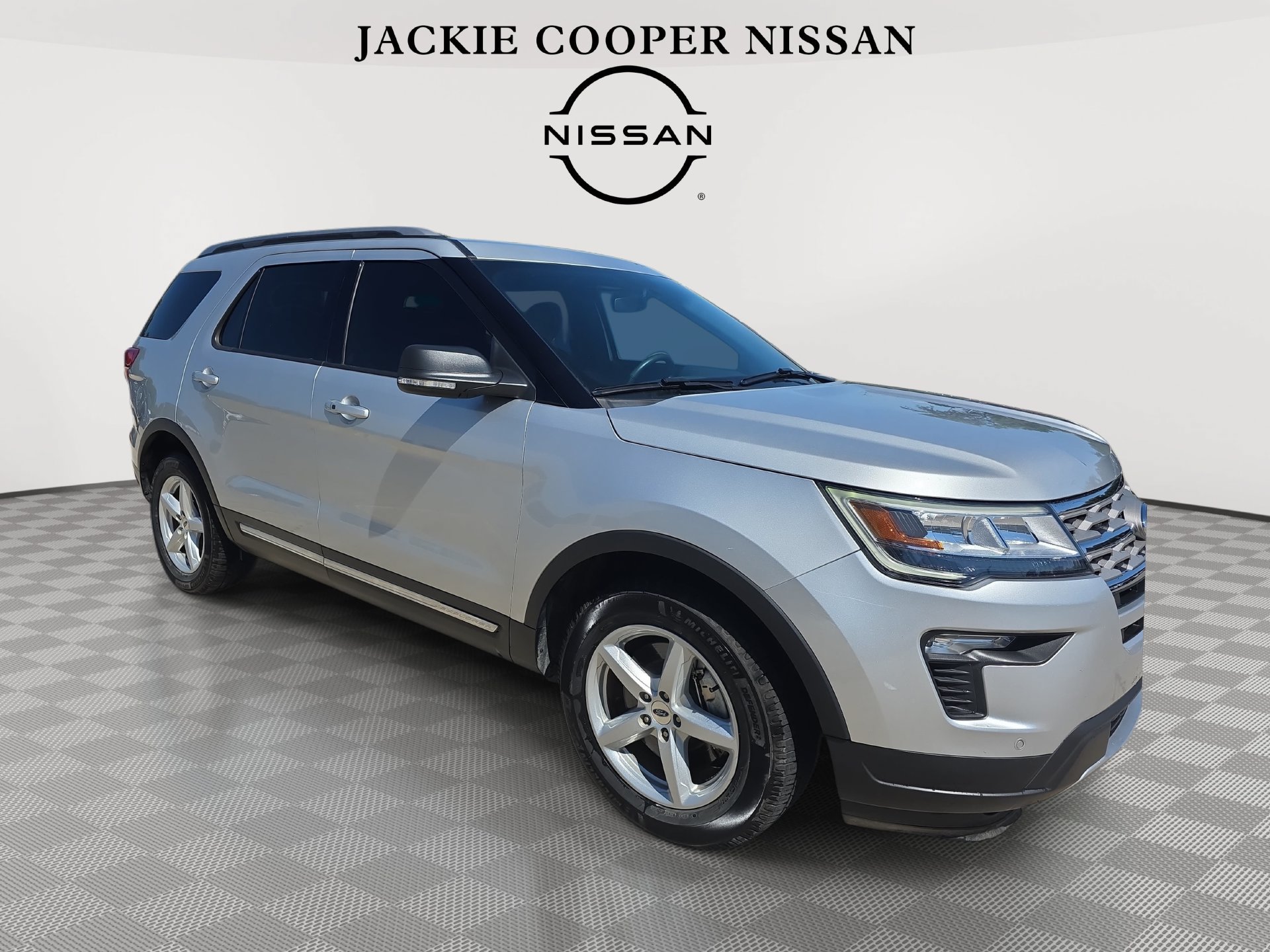 Used 2019 Ford Explorer XLT w/ Equipment Group 202A FWD image 3