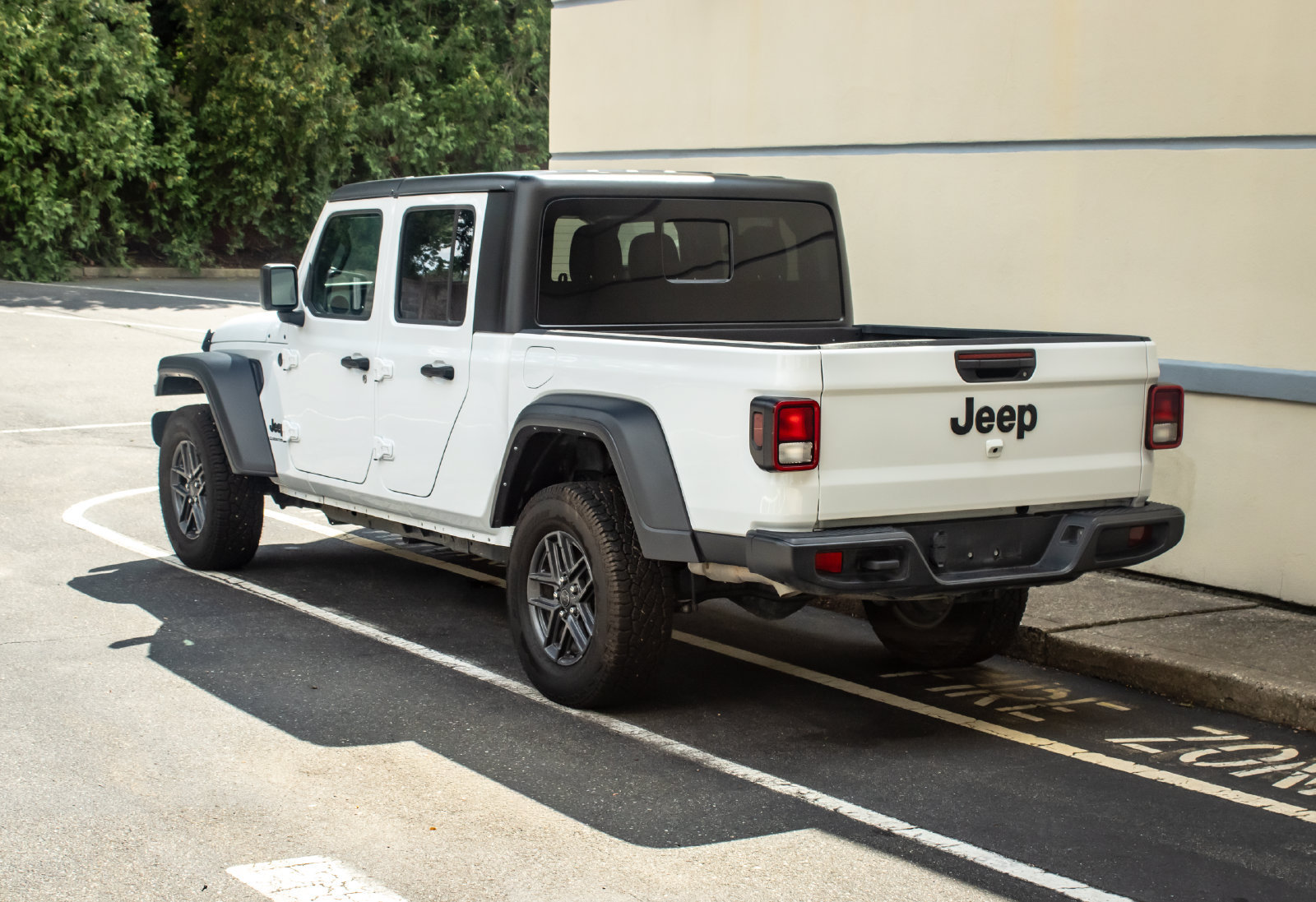 Used 2025 Jeep Gladiator Sport AWD/4WD image 5