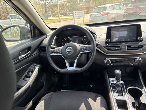 Used 2024 Nissan Altima 2.5 SV image 9