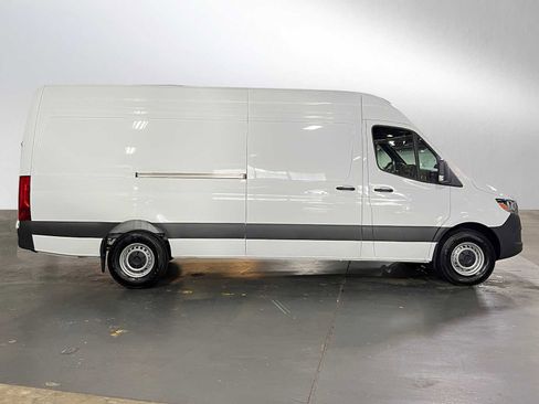 Used 2025 Mercedes-Benz Sprinter 2500 image 2