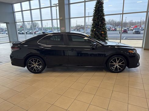 Used 2022 Toyota Camry SE image 6