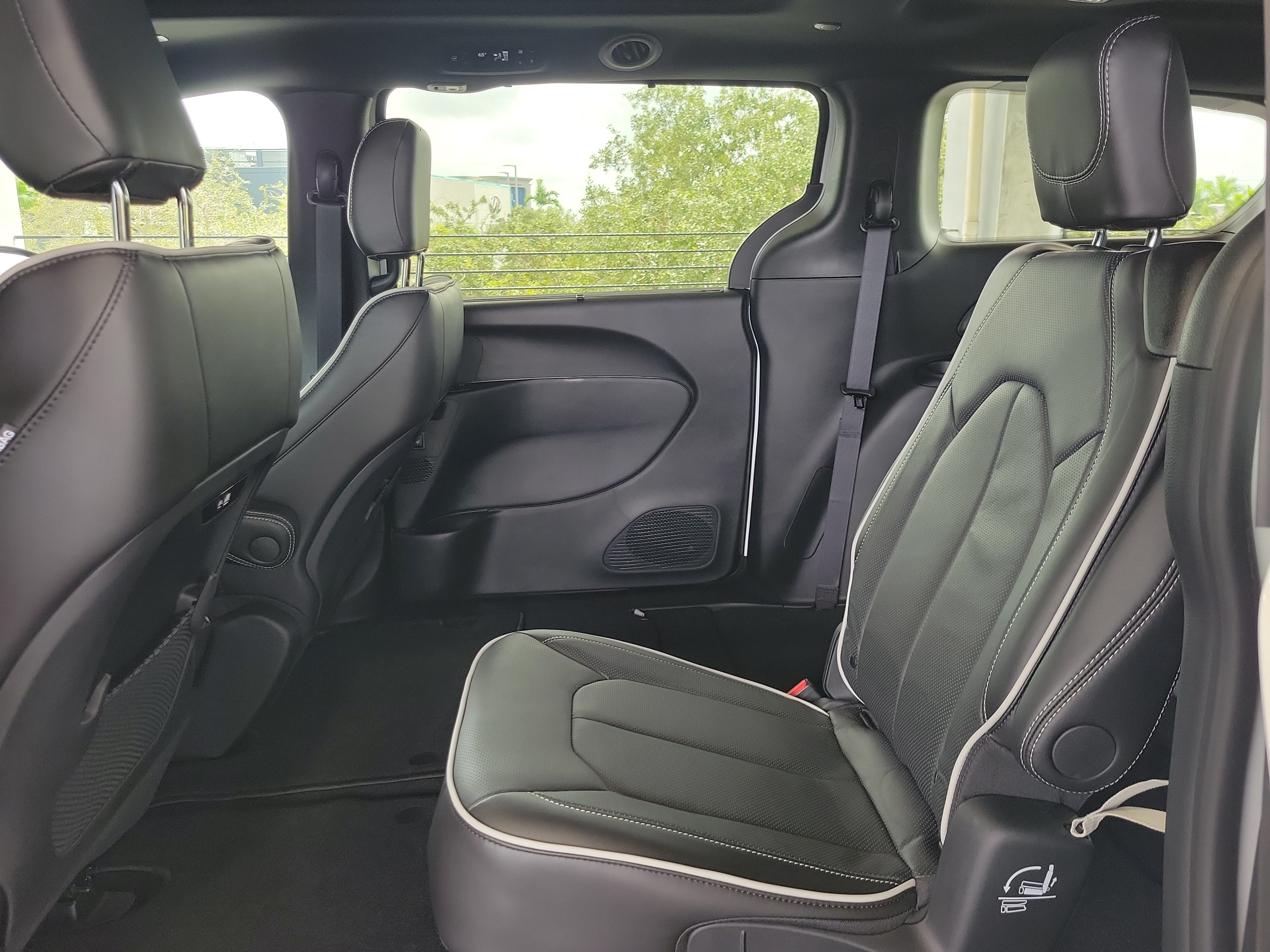 New 2026 Chrysler Pacifica Limited w/ S Appearance Package FWD image 9