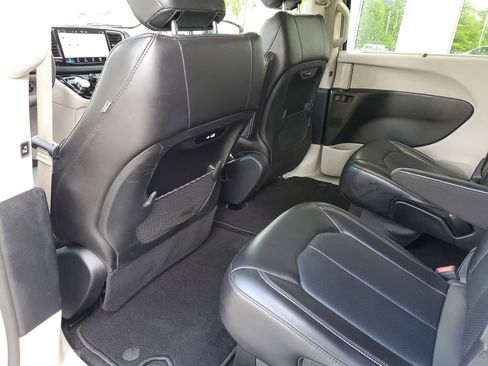 Used 2024 Chrysler Pacifica Touring-L FWD image 9