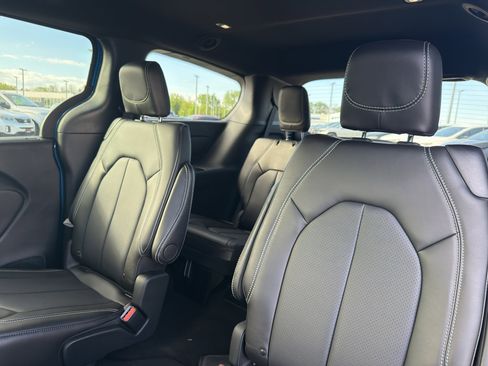 New 2026 Chrysler Pacifica Select AWD/4WD image 32