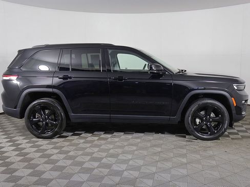 Used 2023 Jeep Grand Cherokee Limited w/ Black Appearance Package AWD/4WD image 19