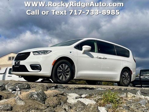 Used 2022 Chrysler Pacifica Touring-L image 1