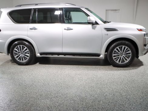 Used 2022 Nissan Armada SL w/ Captain's Chairs Package image 6