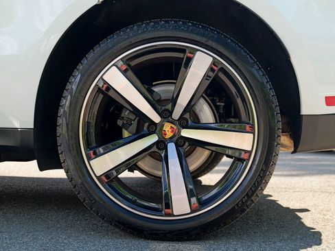 Used 2025 Porsche Macan AWD/4WD image 13