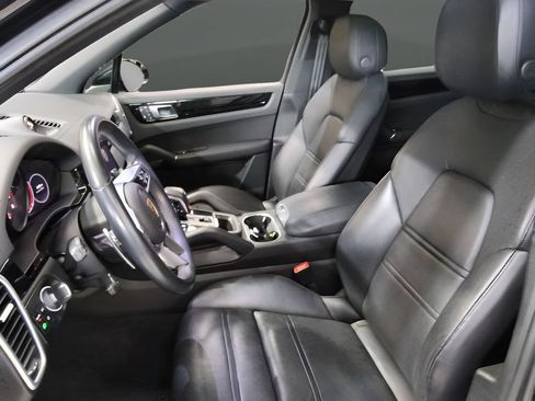 Used 2023 Porsche Cayenne w/ Premium Package AWD/4WD image 14