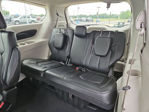 Used 2024 Chrysler Pacifica Touring-L FWD image 22