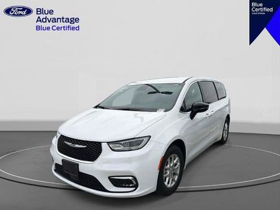 Used 2025 Chrysler Pacifica Select