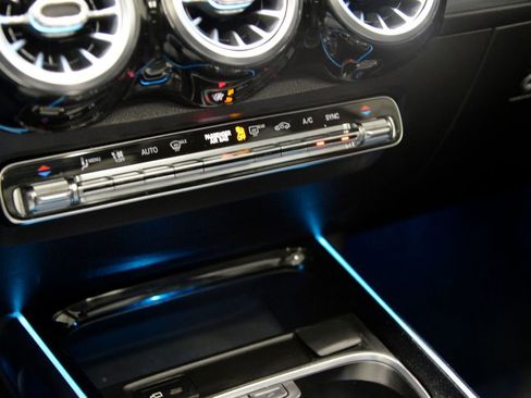 Used 2020 Mercedes-Benz GLB 250 4MATIC image 25