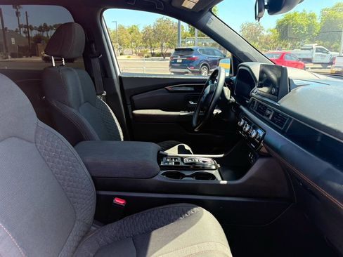 Used 2023 Honda Pilot Sport image 4