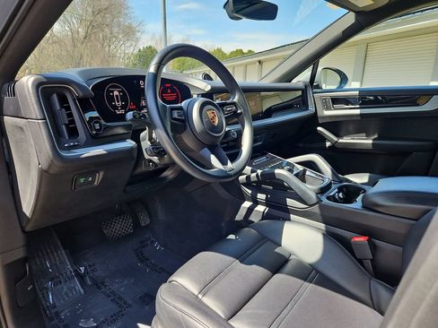 Used 2024 Porsche Cayenne Coupe AWD/4WD image 4