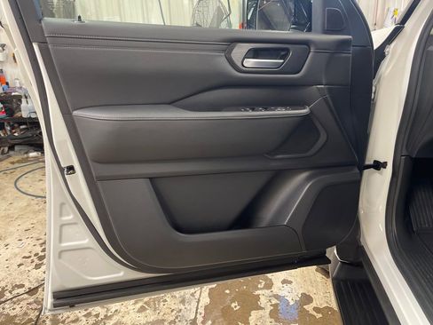 Used 2025 Nissan Armada SV AWD/4WD image 18
