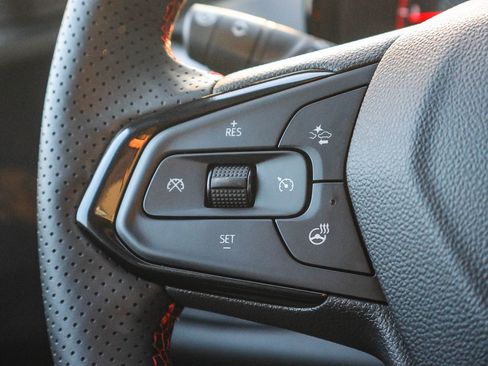 Used 2025 Chevrolet Trax RS image 36