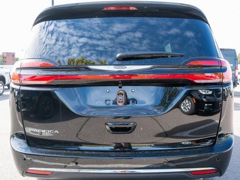 New 2026 Chrysler Pacifica Select image 6