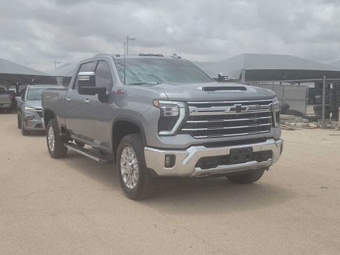 Used 2025 Chevrolet Silverado 2500 LTZ w/ LTZ Convenience Package AWD/4WD image 2