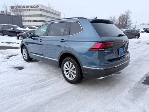 Used 2018 Volkswagen Tiguan SE w/ Panoramic Sunroof Package image 3