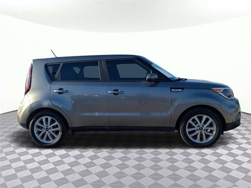 Used 2017 Kia Soul + image 2