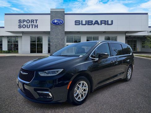 Used 2023 Chrysler Pacifica Touring-L FWD image 8