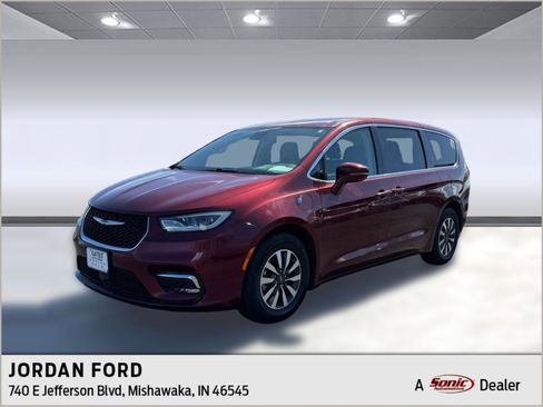 Used 2022 Chrysler Pacifica Touring-L image 1
