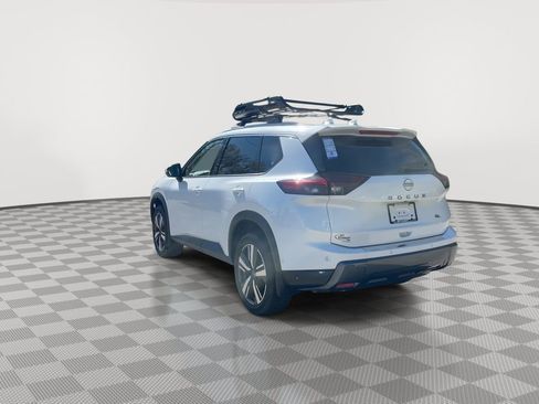 Certified 2025 Nissan Rogue SL w/ Tech Package FWD image 8