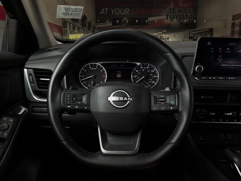 Used 2025 Nissan Rogue SV FWD image 32