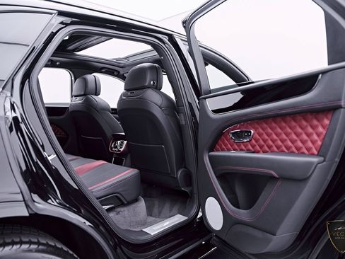 Used 2024 Bentley Bentayga AWD/4WD image 34