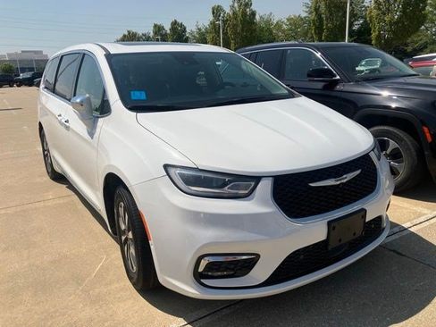 Used 2022 Chrysler Pacifica Limited FWD image 1