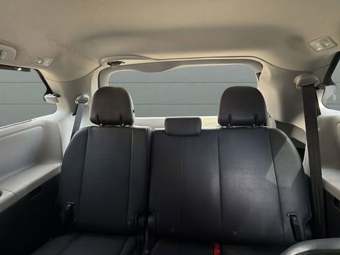 Used 2017 Toyota Sienna SE Premium FWD image 29