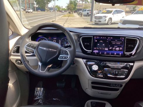 Used 2023 Chrysler Pacifica Touring-L FWD image 17