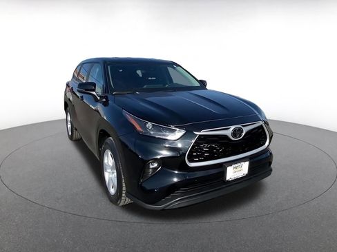 Used 2025 Toyota Highlander LE image 3