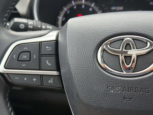 Used 2022 Toyota Highlander XLE FWD image 12