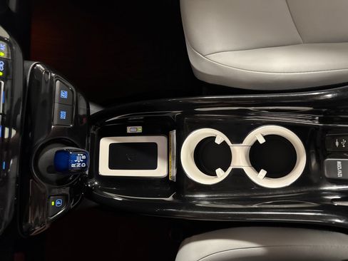 Used 2016 Toyota Prius FWD image 34