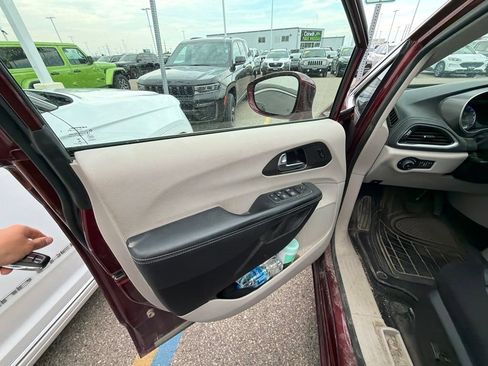 Used 2022 Chrysler Pacifica Touring-L AWD/4WD image 10