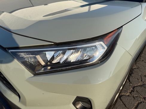 Used 2021 Toyota RAV4 XLE w/ Convenience Package FWD image 9