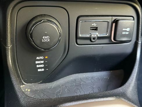 Used 2017 Jeep Renegade Limited image 18