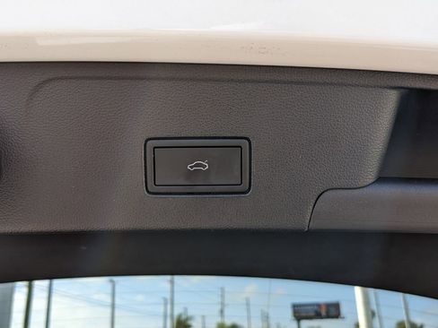 Used 2023 Volkswagen Atlas Cross Sport SE image 11