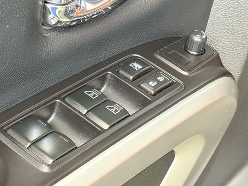Used 2020 Nissan Titan SV w/ SV Convenience Package AWD/4WD image 12