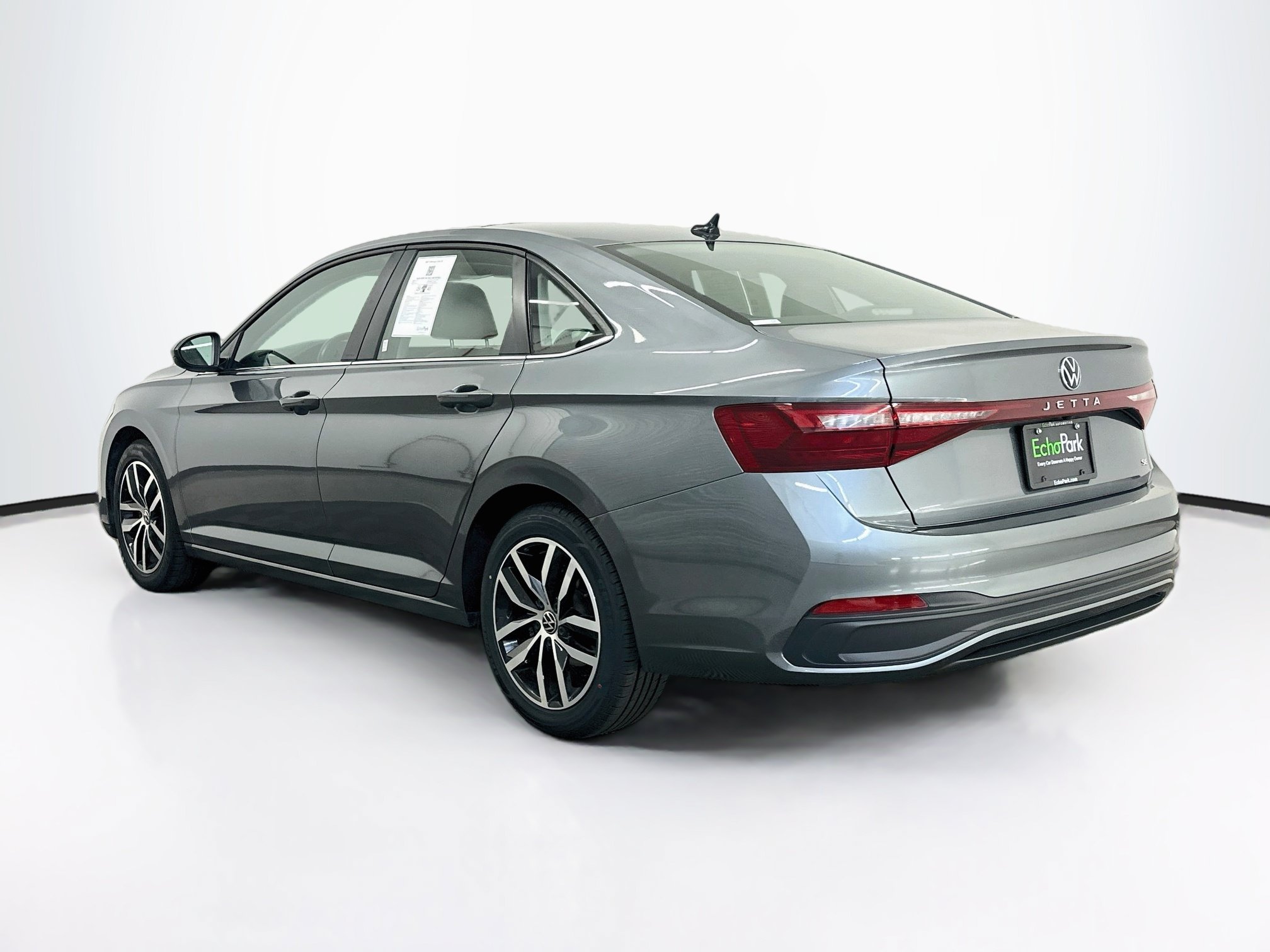 Used 2025 Volkswagen Jetta SE FWD image 5