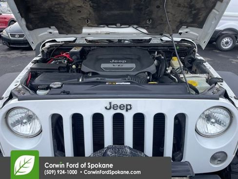 Used 2015 Jeep Wrangler Unlimited Rubicon w/ Connectivity Group image 39