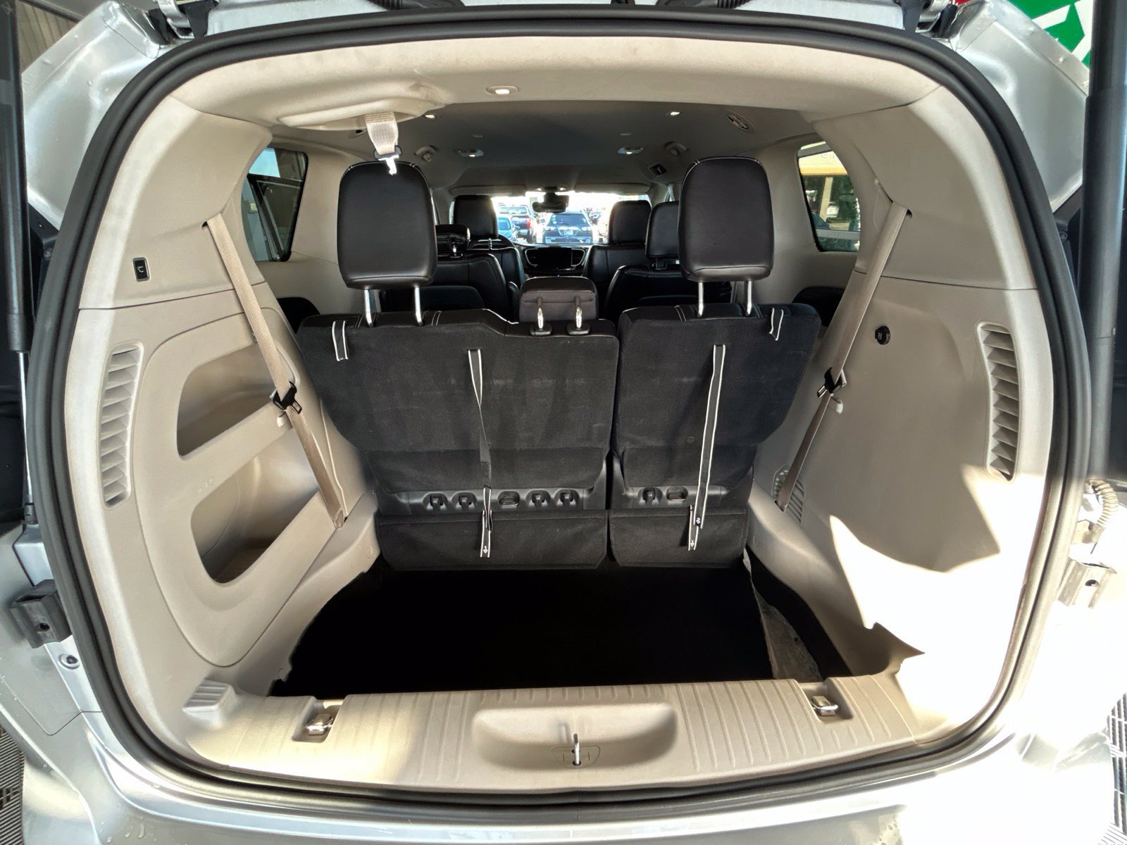 Used 2024 Chrysler Pacifica Touring-L FWD image 11