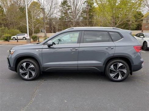 New 2024 Volkswagen Taos SE image 2