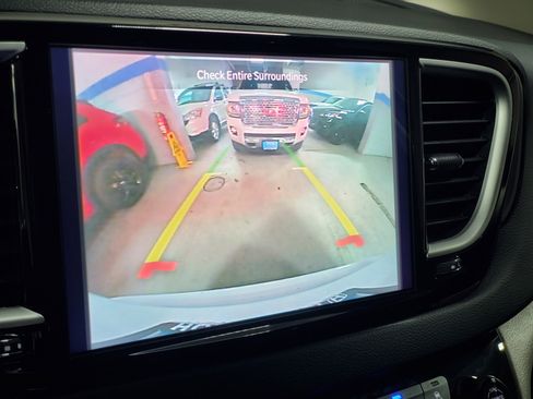 Used 2024 Chrysler Pacifica Touring-L FWD image 31